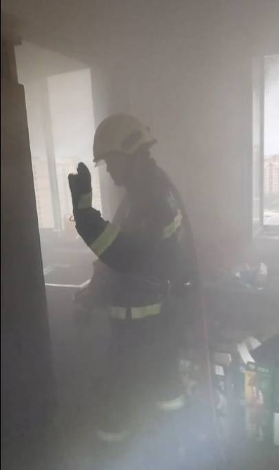 男子炖鸡后回卧室倒头就睡<strong></p>
<p>币安app</strong>,醒来身边站满消防员……