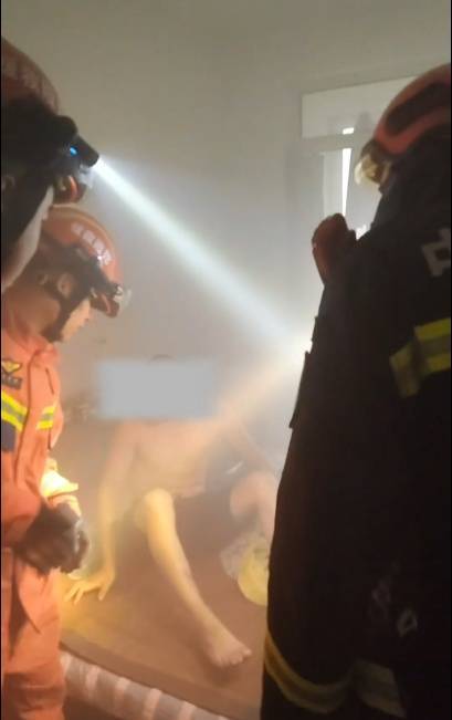 男子炖鸡后回卧室倒头就睡<strong></p>
<p>币安app</strong>,醒来身边站满消防员……