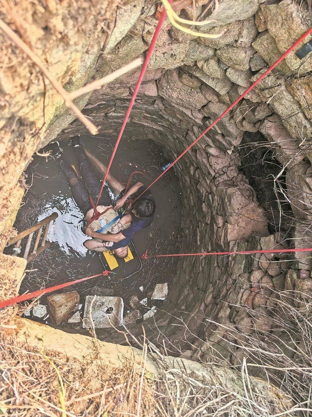 泉州坠井女子“54小时噩梦”：几条蛇爬身上<strong></p>
<p>币安官网网址</strong>，双侧肋骨骨折！绝望时靠一个信念坚持活下来……