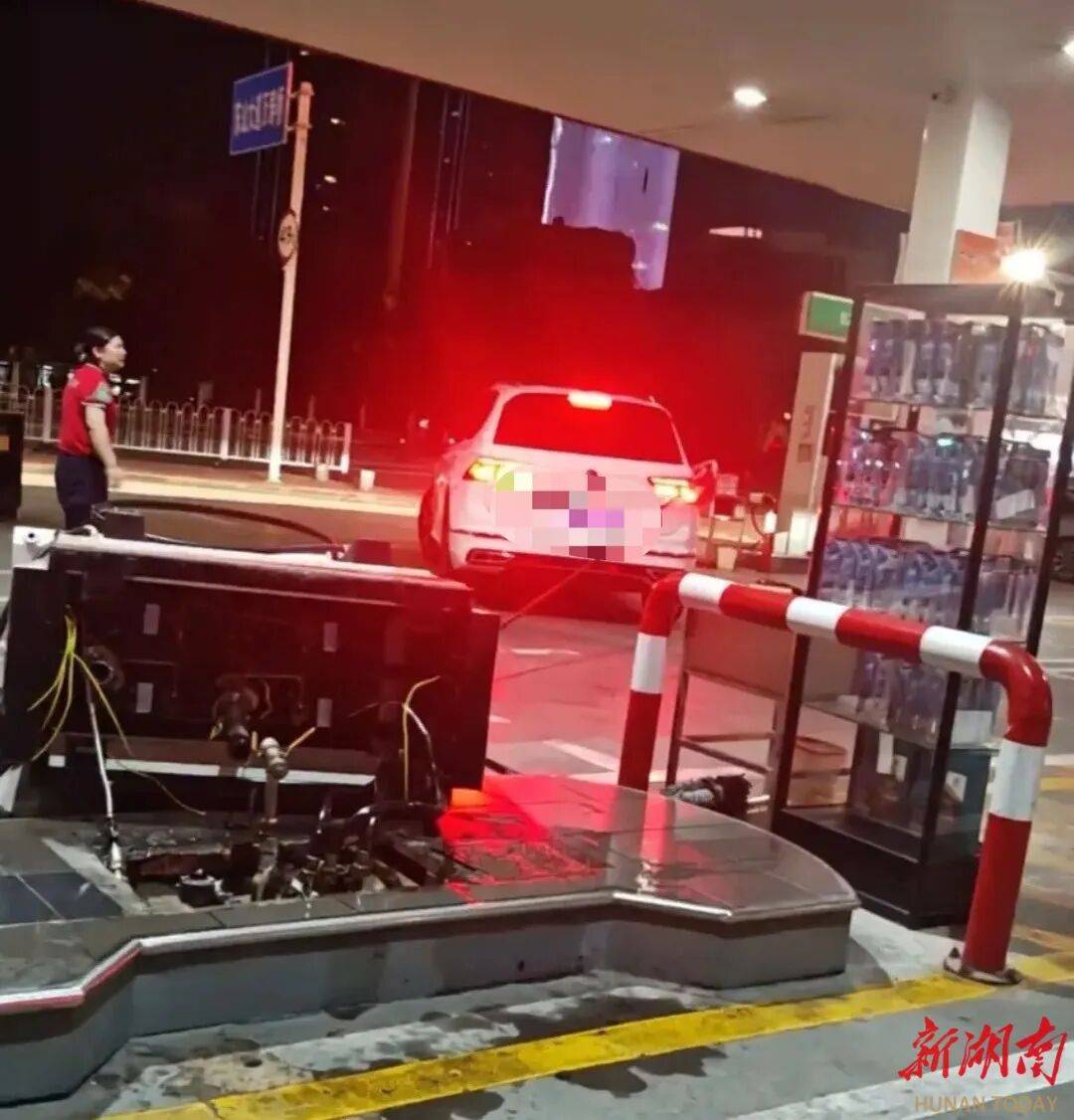 湖北一车主加完油忘拔加油枪开车就走<strong></p>
<p>币安交易</strong>,直接拽倒加油机,工作人员:幸好加油机的切断阀自动紧急关闭