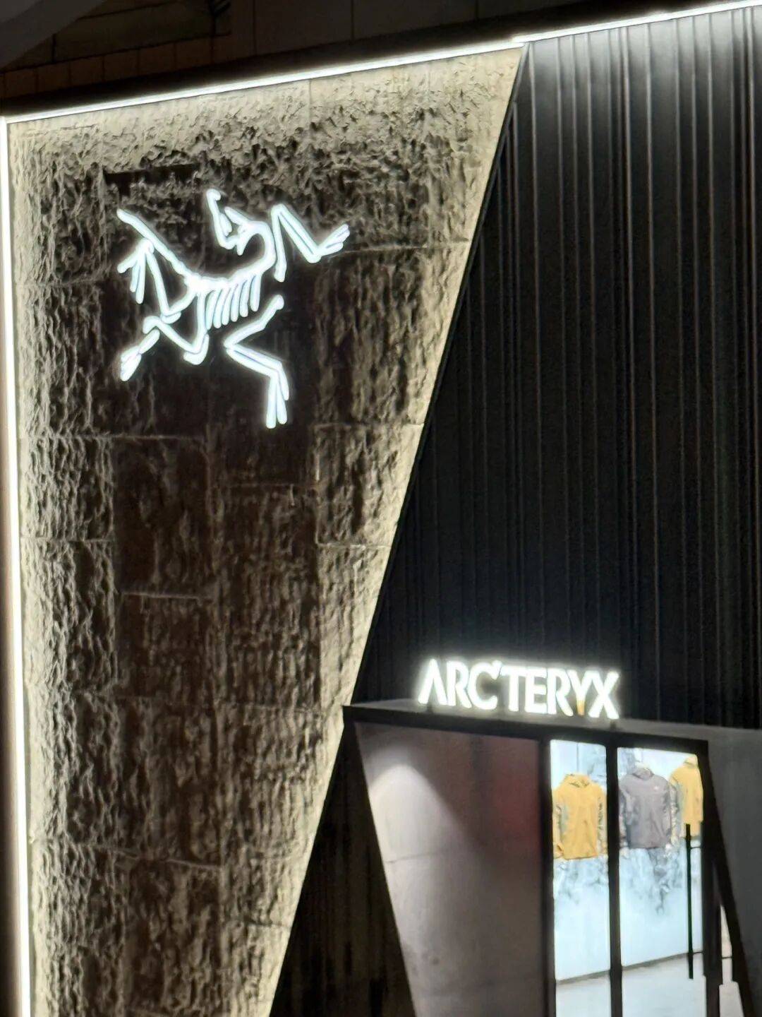 消费者开始退货<strong></p>
<p>币安交易所下载</strong>!始祖鸟又被曝海内外道歉内容不一致