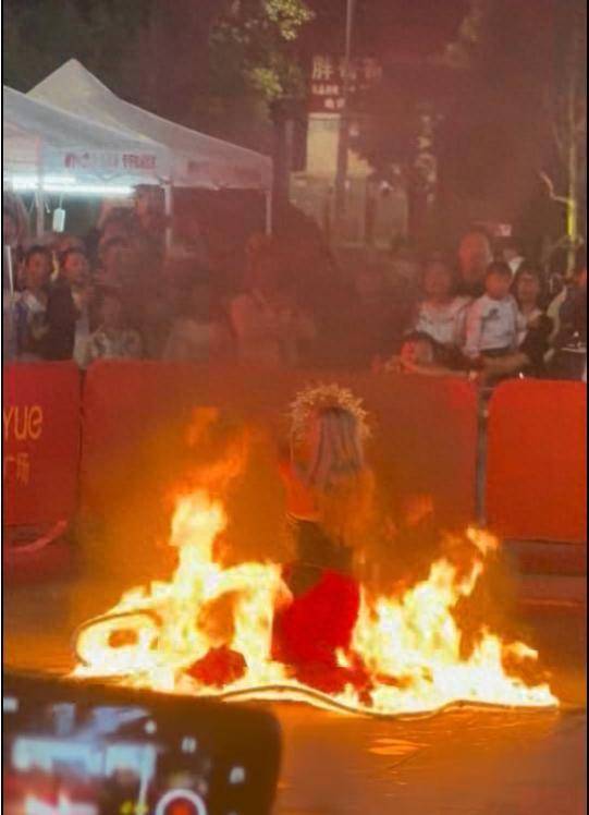 云南昆明商场表演“火裙舞”<strong></p>
<p>币安交易所下载</strong>,一名女演员裙子引燃被烧伤