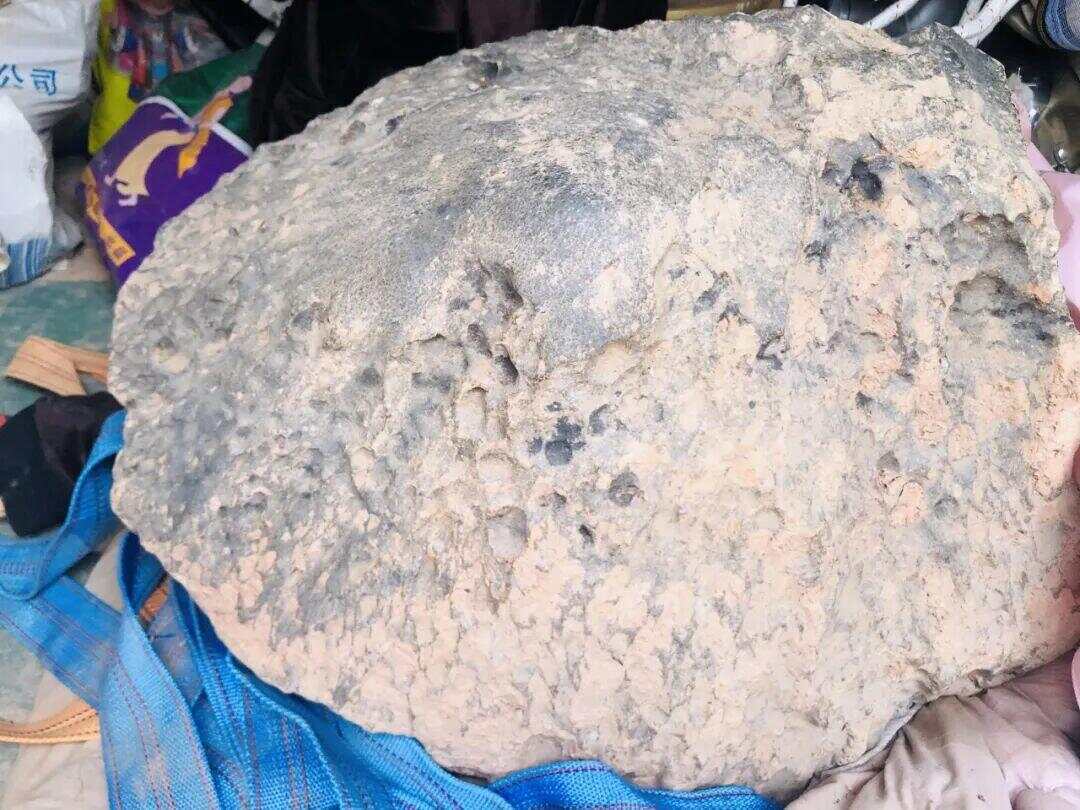“陨石猎人”:在茂名挖出423公斤陨石;村民称此前不知有陨石<strong></p>
<p>币安交易所下载</strong>,曾见有外人来果园