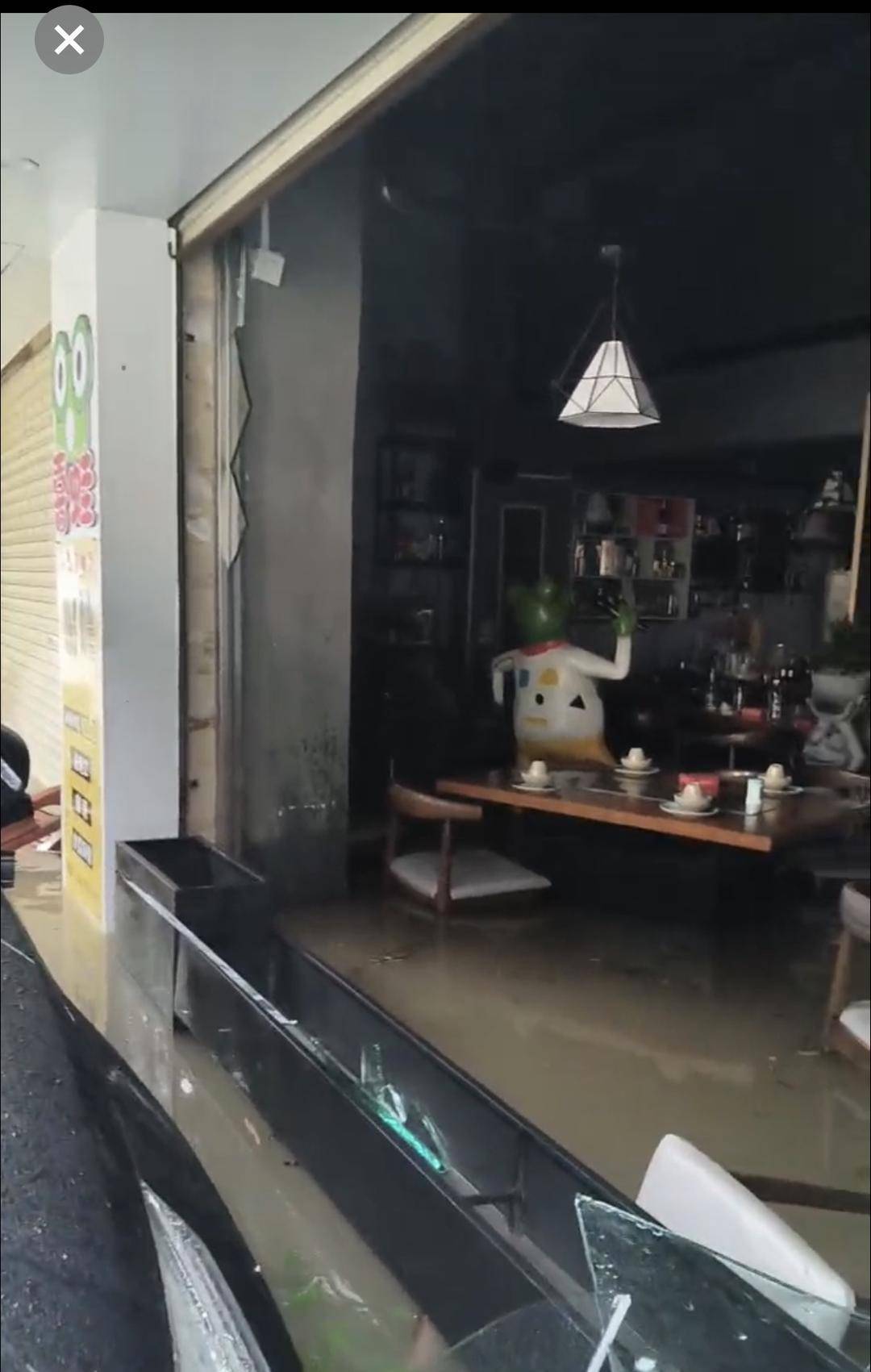 台风天珠海一司机驾越野车造浪冲破多家店玻璃<strong></p>
<p>币安钱包</strong>,警方:行拘10日!