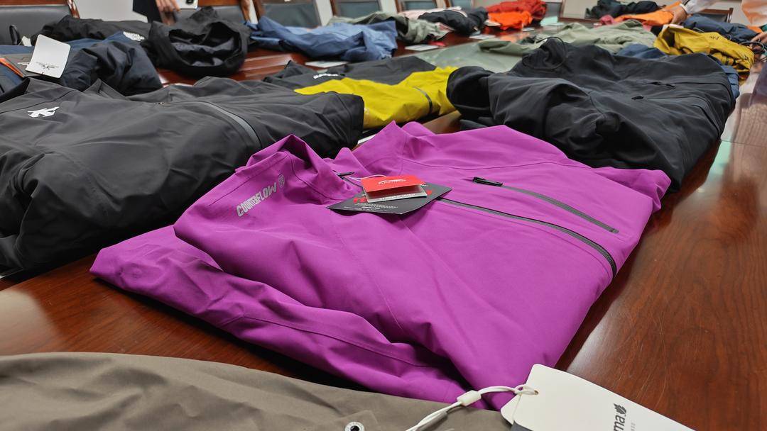 注意!冲锋衣40款里3款“不防水”<strong></p>
<p>币安钱包</strong>,教你一招在家也能测