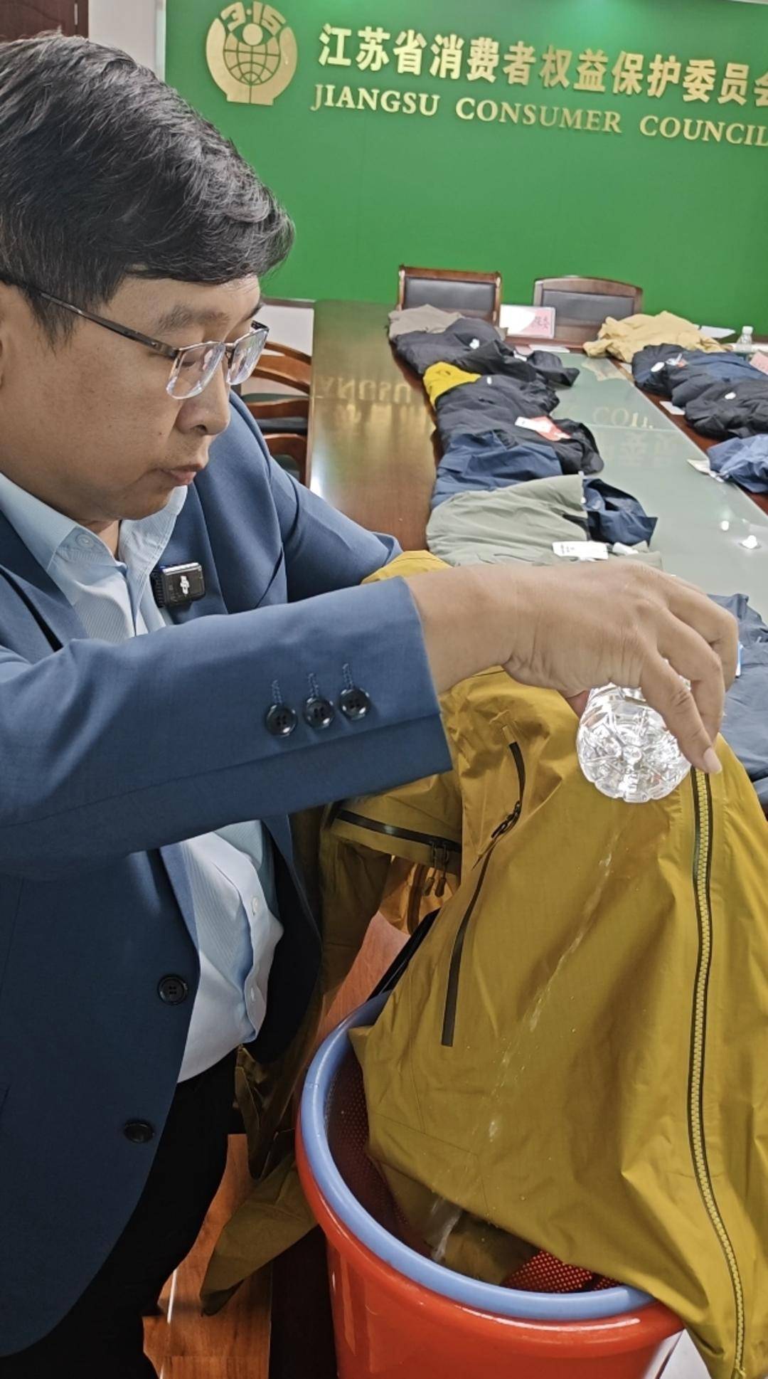 注意!冲锋衣40款里3款“不防水”<strong></p>
<p>币安钱包</strong>,教你一招在家也能测