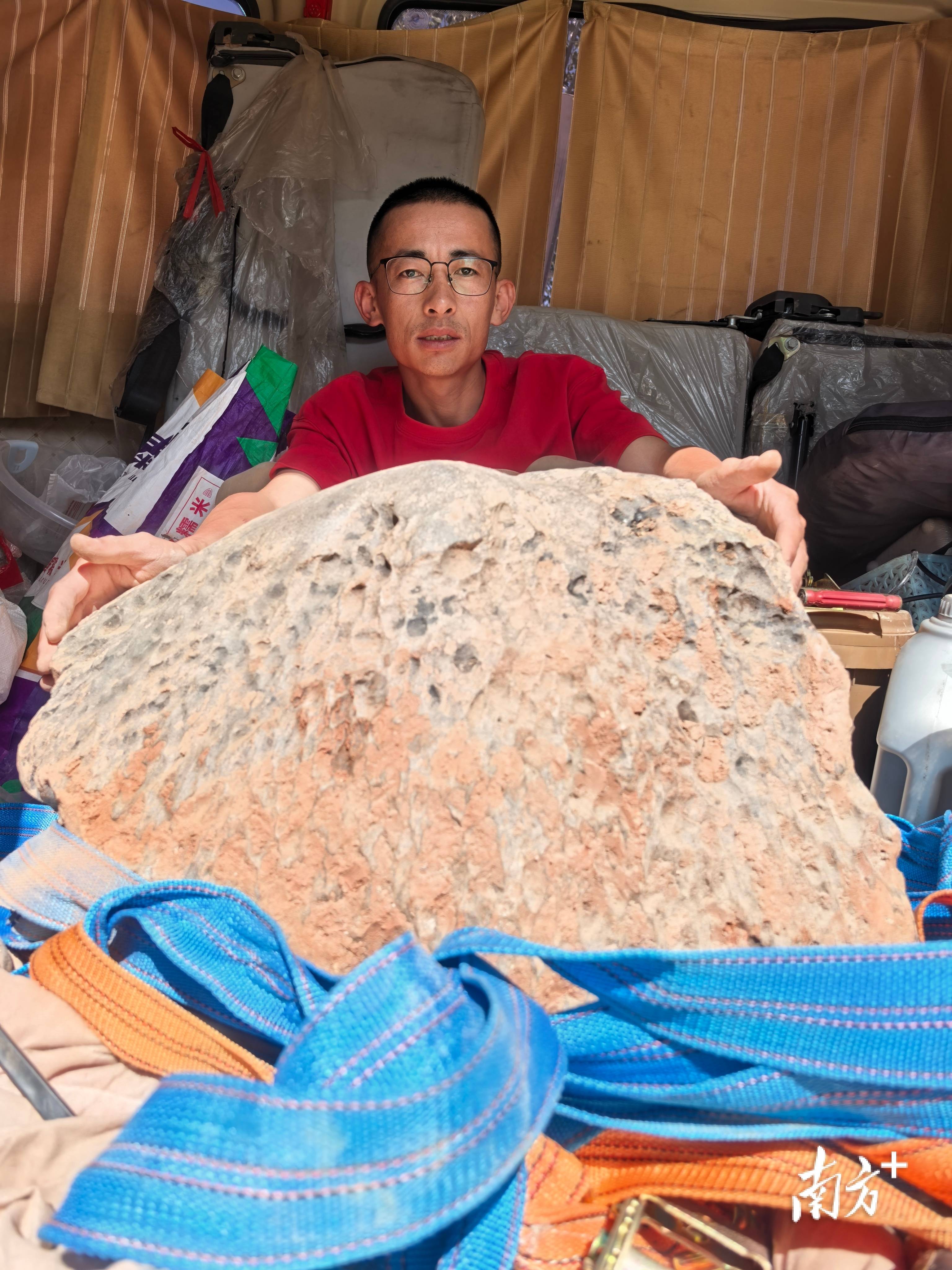 423公斤陨石在茂名电白挖出<strong></p>
<p>币安钱包</strong>，系国内目击降落第二大单体陨石