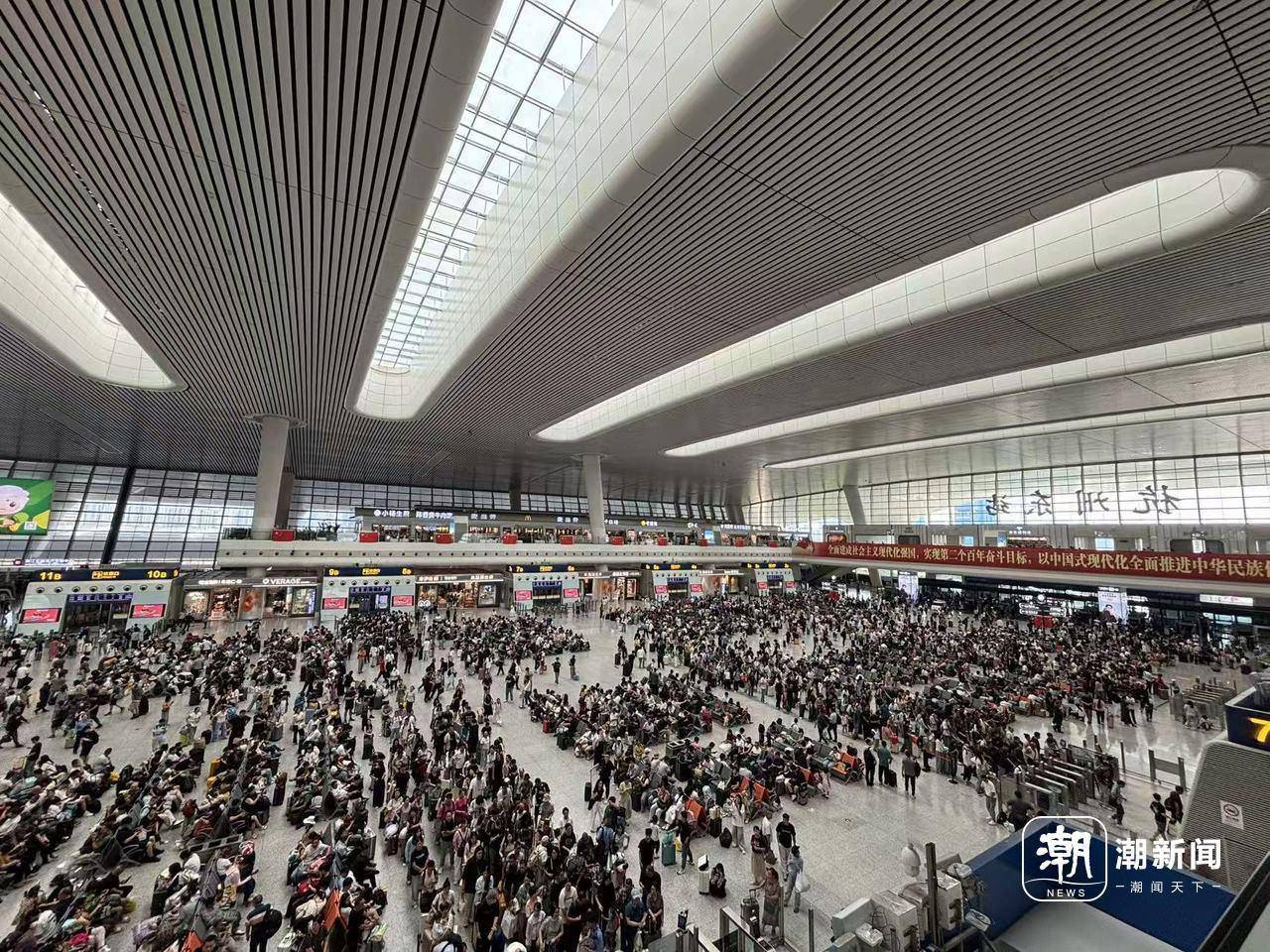 全杭州的娃都出动了？这是刚刚的火车东站<strong></p>
<p>安币</strong>！秋假大军即将席卷全国