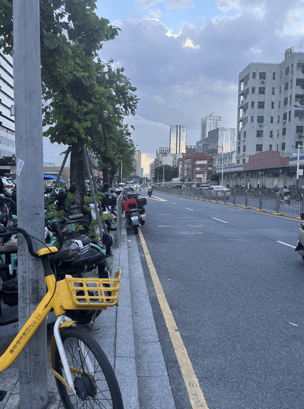 深圳一医院门口被指“举步维艰”<strong></p>
<p>安币</strong>!整治后记者实探:仍很堵