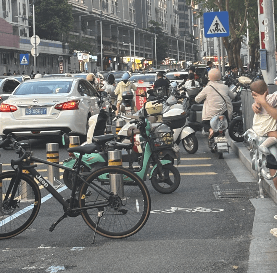 深圳一医院门口被指“举步维艰”<strong></p>
<p>安币</strong>!整治后记者实探:仍很堵