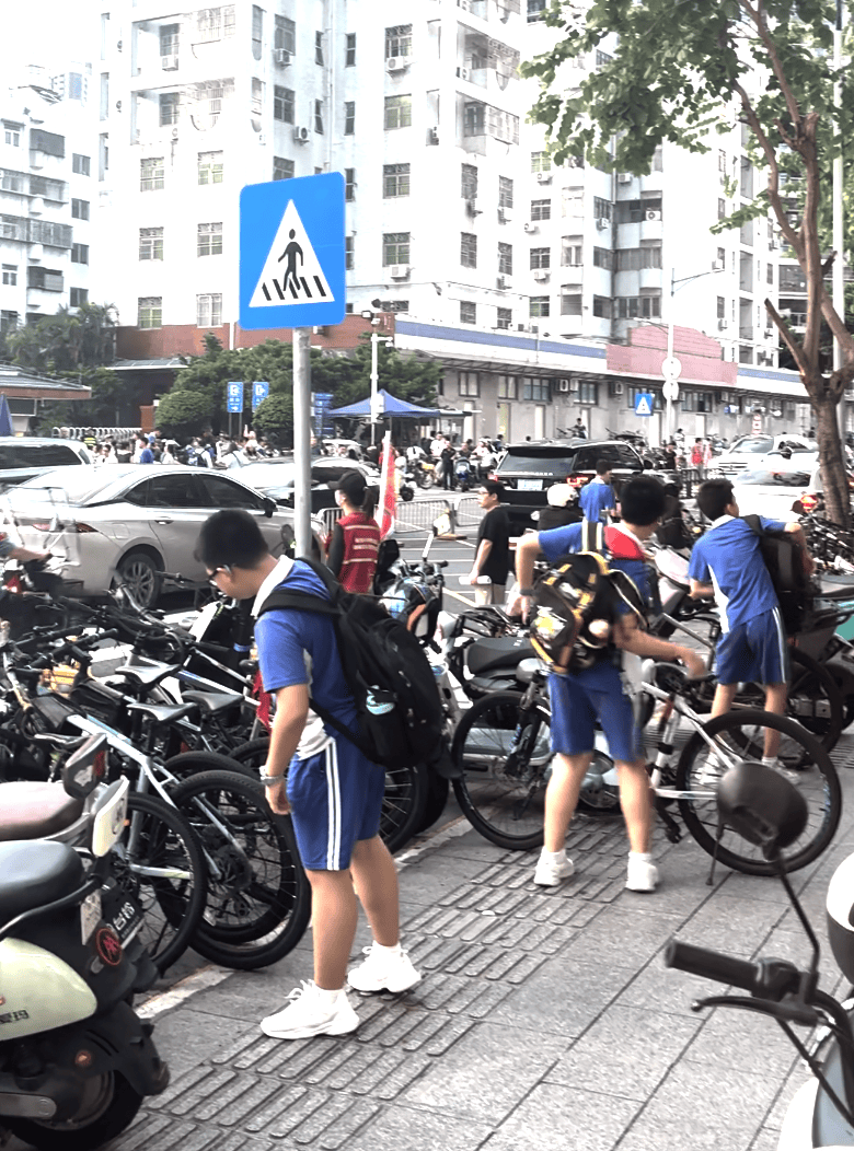 深圳一医院门口被指“举步维艰”<strong></p>
<p>安币</strong>!整治后记者实探:仍很堵