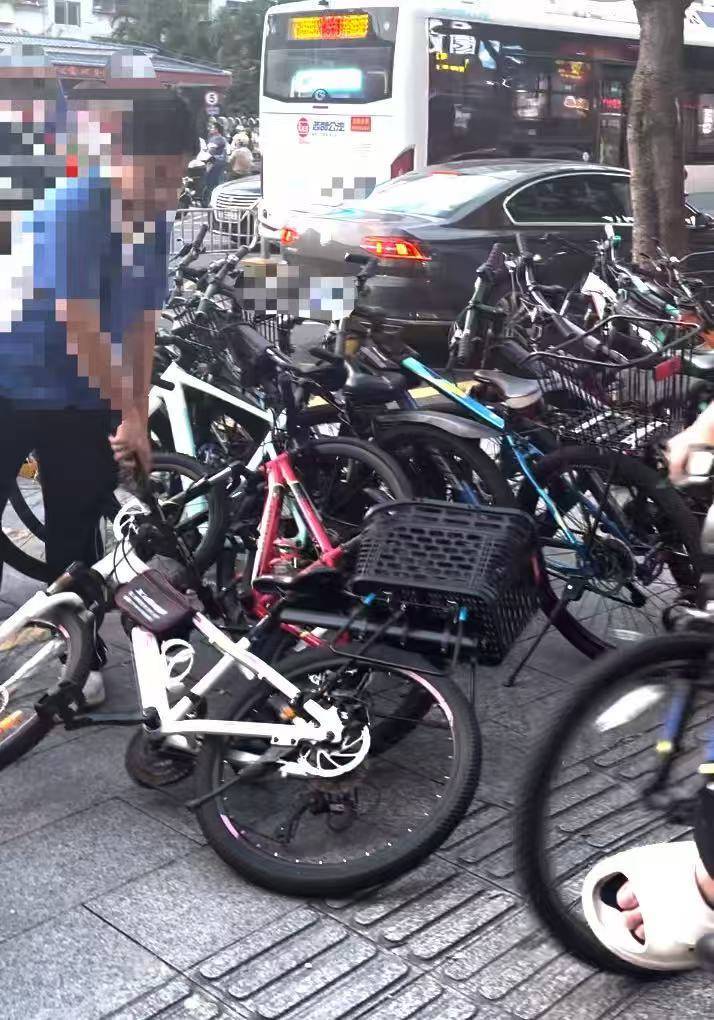 深圳一医院门口被指“举步维艰”<strong></p>
<p>安币</strong>!整治后记者实探:仍很堵