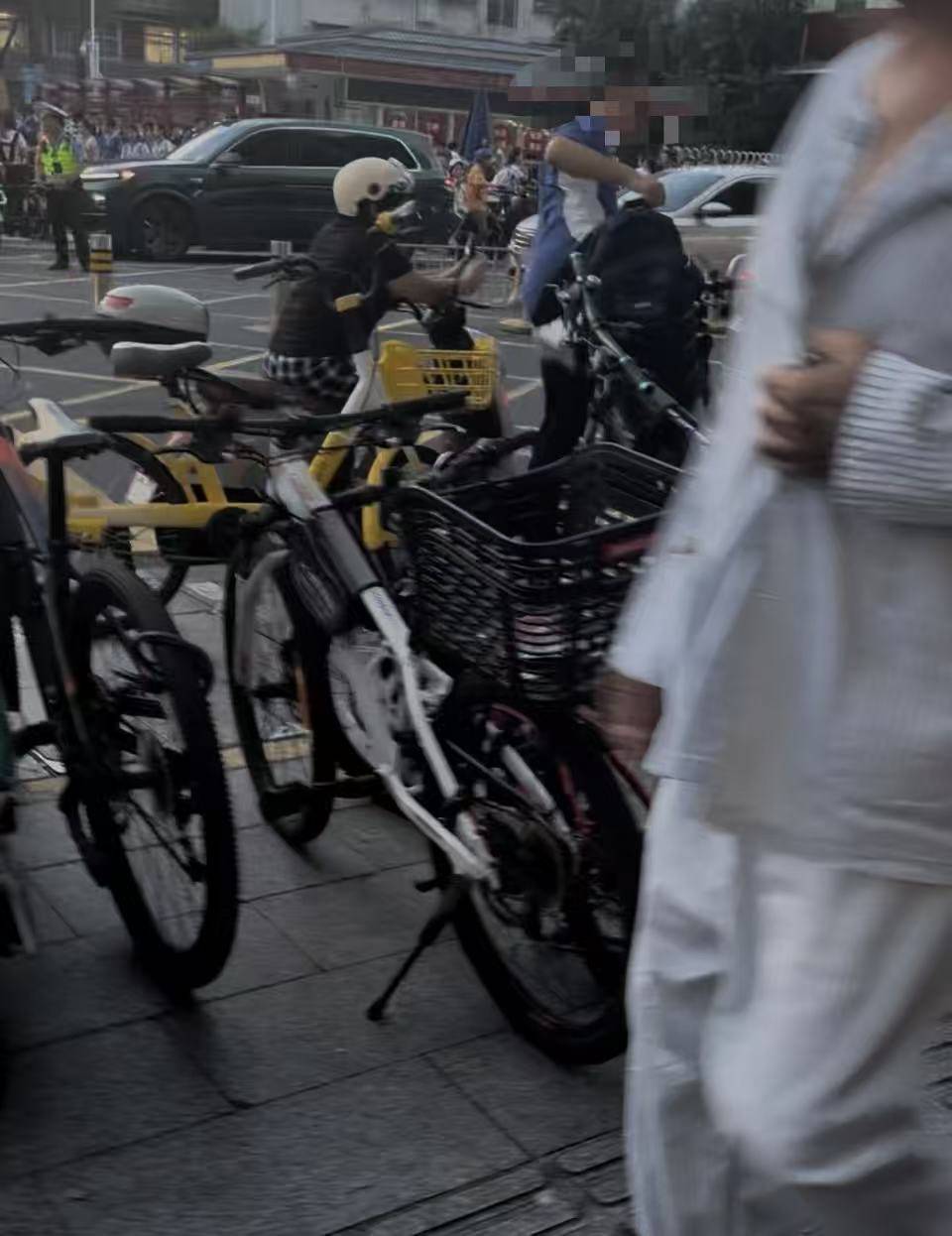 深圳一医院门口被指“举步维艰”<strong></p>
<p>安币</strong>!整治后记者实探:仍很堵