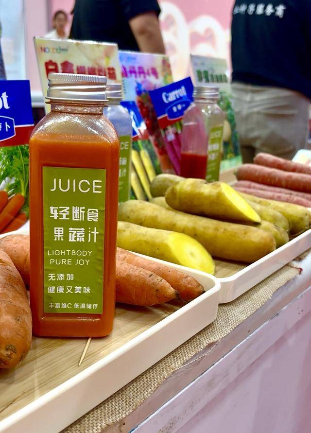 紫色向日葵、多彩胡萝卜、双色火龙果亮相青岛<strong></p>
<p>安币</strong>，种子盛会变身“未来食物实验室”