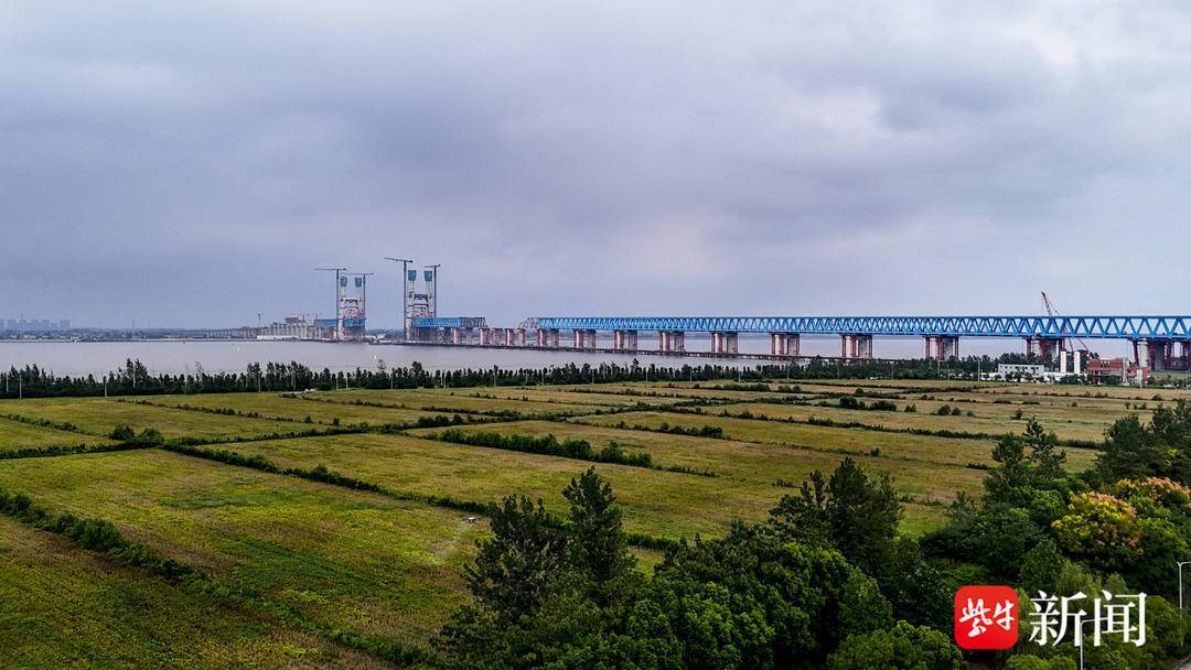 崇启公铁长江大桥南引桥高铁线跨长岛大道连续梁合拢