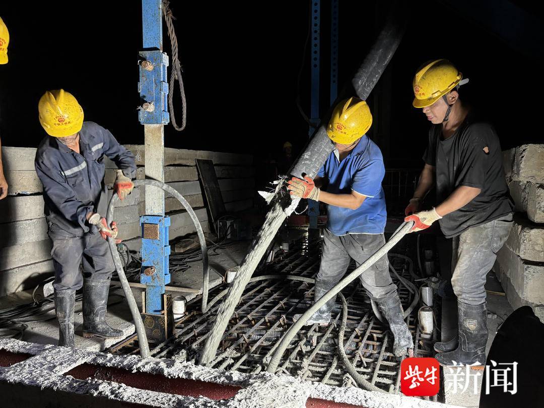 崇启公铁长江大桥南引桥高铁线跨长岛大道连续梁合拢