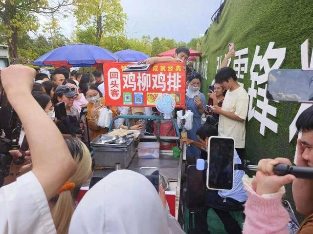 被流量砸中的“鸡排哥”：炸到中暑<strong></p>
<p>安币</strong>，每天睡三四个小时，怕辜负顾客不舍得休息