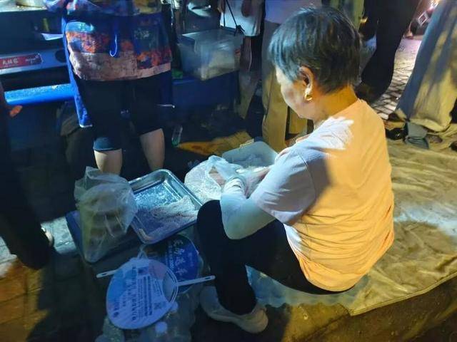 被流量砸中的“鸡排哥”：炸到中暑<strong></p>
<p>安币</strong>，每天睡三四个小时，怕辜负顾客不舍得休息