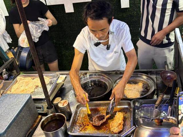 被流量砸中的“鸡排哥”：炸到中暑<strong></p>
<p>安币</strong>，每天睡三四个小时，怕辜负顾客不舍得休息