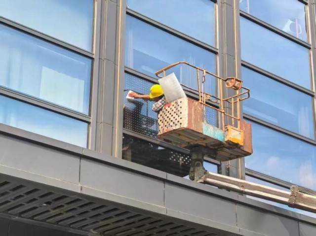 北京一座大厦楼下躺了14只鸟<strong></p>
<p>币安老板</strong>,12只已死亡!元凶竟是玻璃