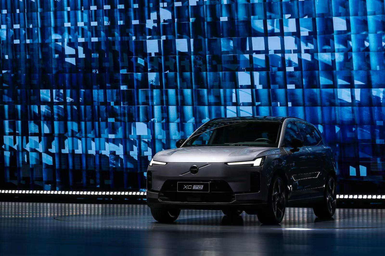 “豪华插混第一车”<strong></p>
<p>币安老板</strong>,比预售便宜3万元,26.99万元起的沃尔沃XC70能否突围?