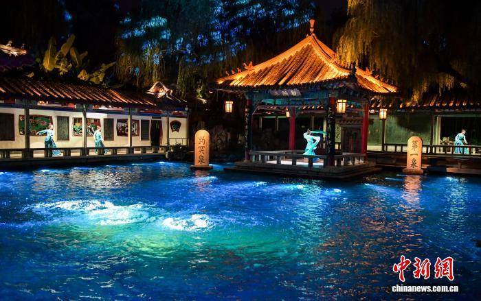 山东济南:趵突泉“趵突夜画”亮相