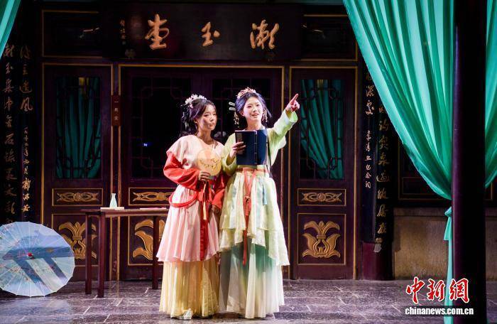 山东济南:趵突泉“趵突夜画”亮相