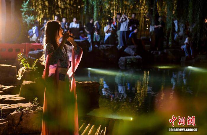 山东济南:趵突泉“趵突夜画”亮相