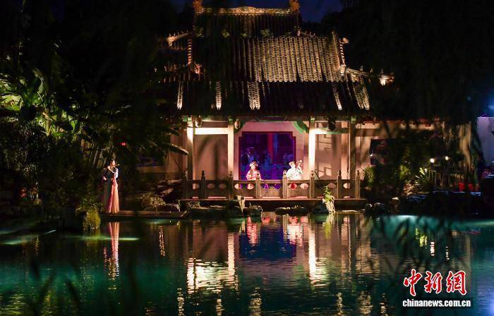 山东济南:趵突泉“趵突夜画”亮相