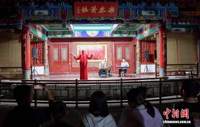 山东济南:趵突泉“趵突夜画”亮相