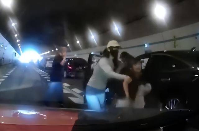 10岁男孩隧道内跪地拦车:哭得撕心裂肺<strong></p>
<p>币安网址</strong>,求人救他妈妈