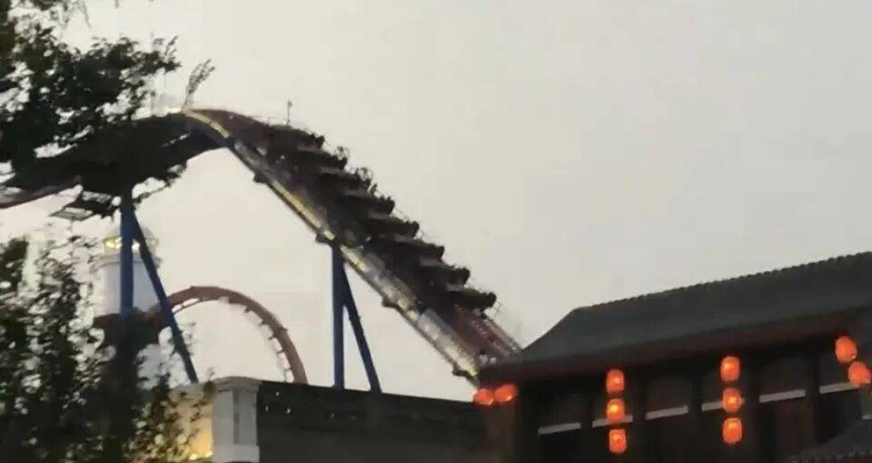 苏州一过山车运行中突然暂停<strong></p>
<p>币安网址</strong>,游客从高空扶梯步行撤离,园方回应