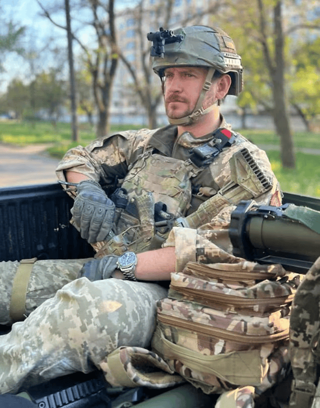 乌军一英国雇佣兵返乡后开枪自杀：年仅40岁<strong></p>
<p>币安网址</strong>，曾在前线失去左腿