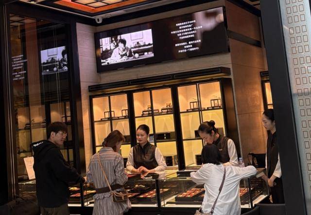 金价创历史新高!北京黄金消费“量价齐飞”<strong></p>
<p>币安交易所官网</strong>,年轻人买金饰当“理财”,买涨不买跌成共识|华夏双节观察