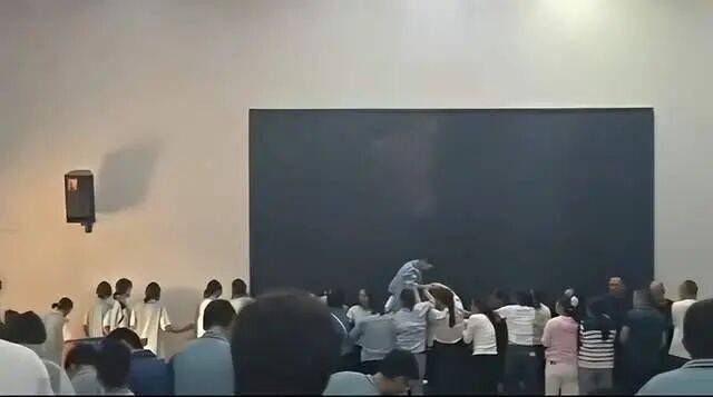 家长们跪成一排<strong></p>
<p>币安交易所官网</strong>,学生蒙眼从背上踩过?教育局回应河南一中学举办活动引热议:正调查处理