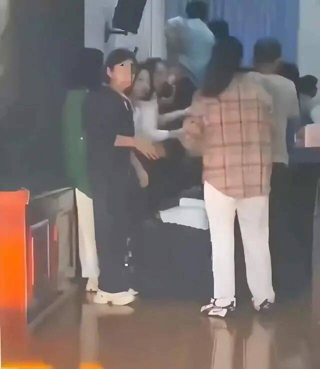 家长们跪成一排<strong></p>
<p>币安交易所官网</strong>,学生蒙眼从背上踩过?教育局回应河南一中学举办活动引热议:正调查处理