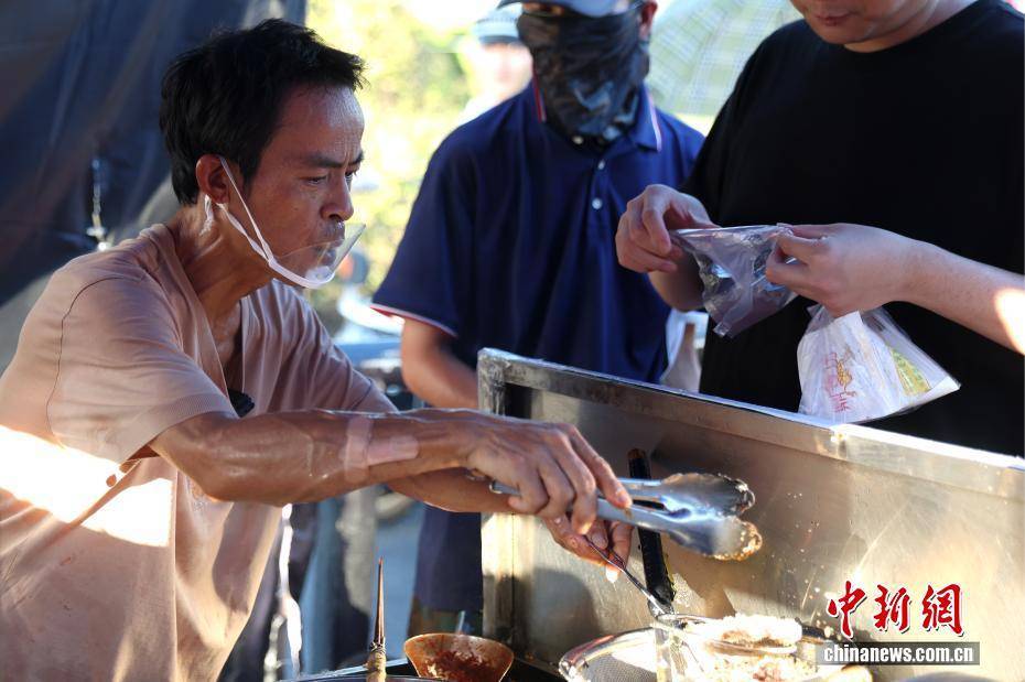江西景德镇“鸡排哥”的中秋节:摊位成景 坚守为客