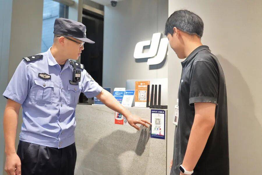 突然群发<strong></p>
<p>币安链</strong>!大批上海市民收到警方短信!全市爆火网红已被锁定...有爸爸因孩子违规被罚款