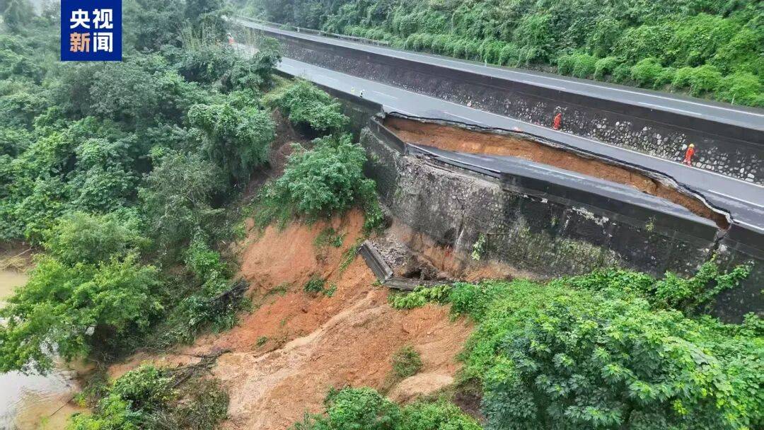 广西百色一高速公路开裂下沉！裂缝长约30米<strong></p>
<p>币安链</strong>，塌陷处最深超2米