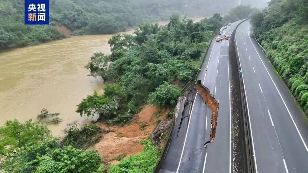 广西百色一高速公路开裂下沉！裂缝长约30米<strong></p>
<p>币安链</strong>，塌陷处最深超2米