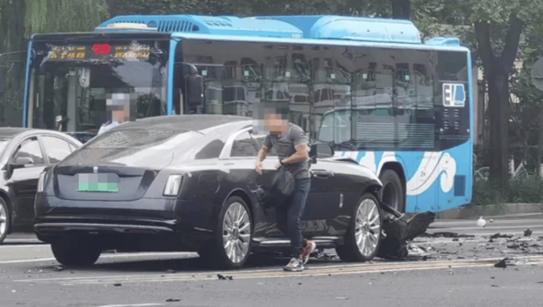 “劳斯莱斯逆行车祸”事件白车家属发声:“丈夫多处骨折!往后日子不知道怎么过”<strong></p>
<p>币安链</strong>,陈震深夜再道歉,并回应“我方律师会全力配合”