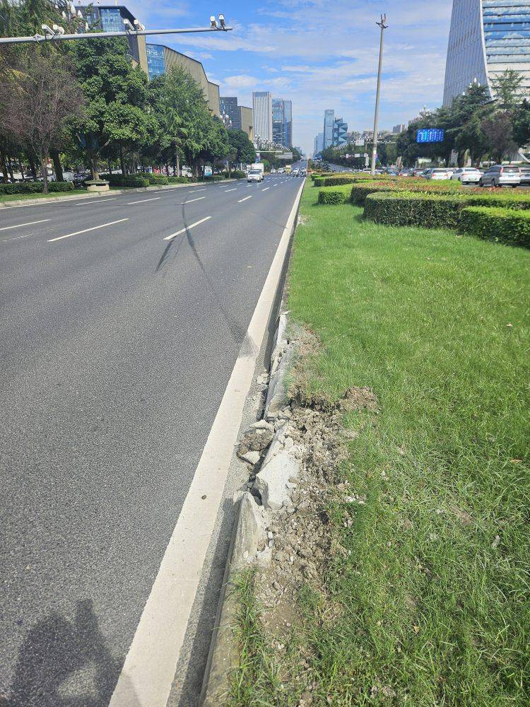 成都发生一起严重交通事故<strong></p>
<p>币安官网入口</strong>,上游新闻实地探访:燃烧留下的印记仍在