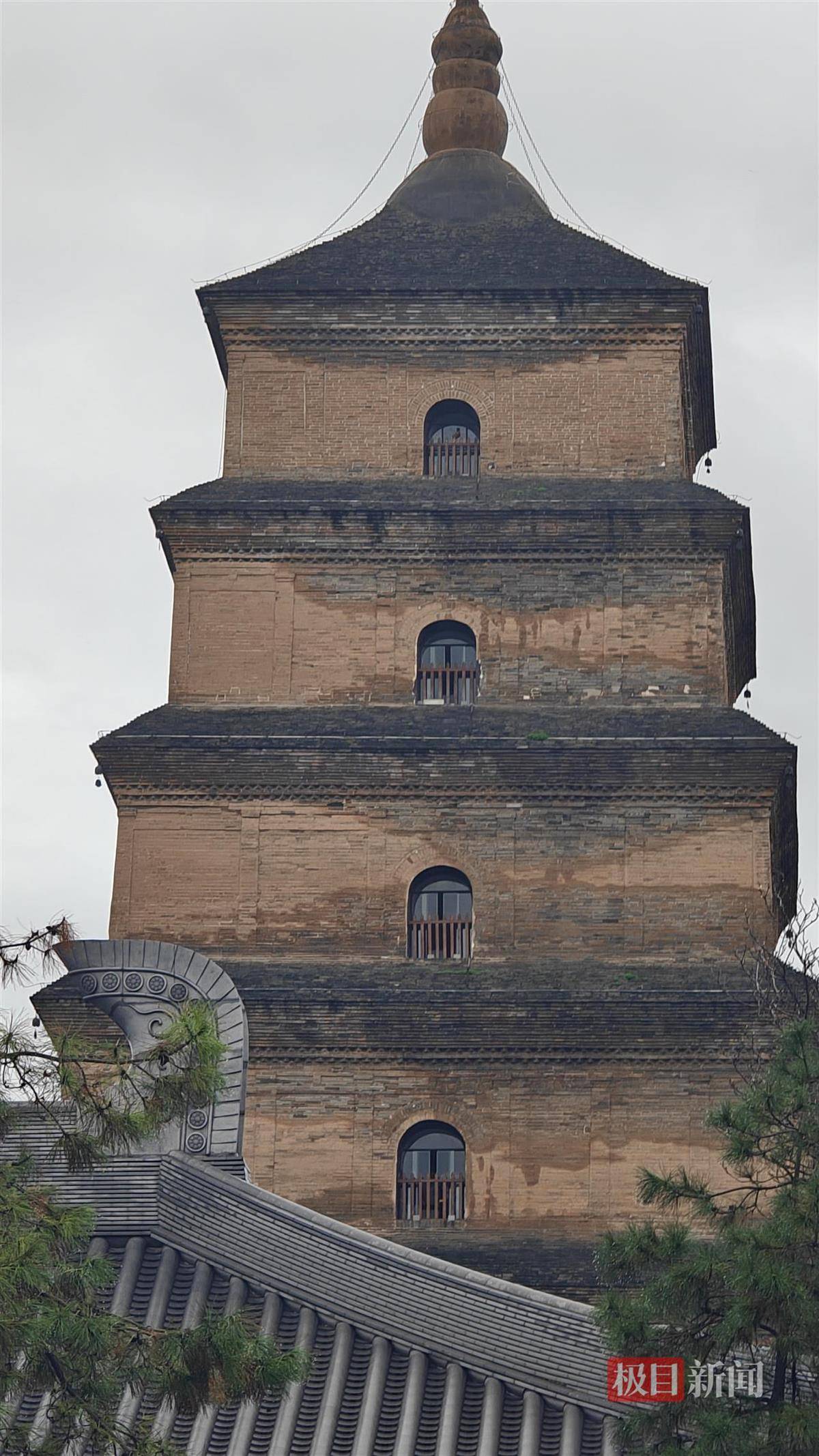 西安连续一个多月降雨遍地长蘑菇<strong></p>
<p>币安官网入口</strong>,大雁塔受潮,城墙布满青苔,气象局解释成因