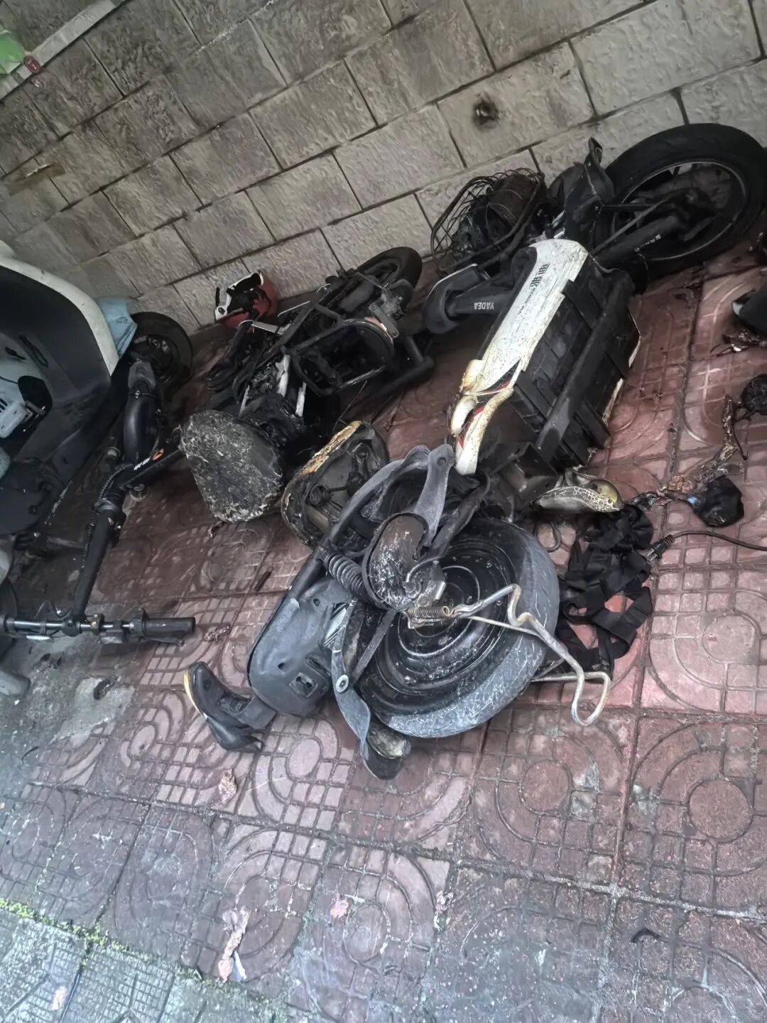 深圳一小区电动车管理引担忧<strong></p>
<p>安币网官网</strong>,部门责令整改后,记者实探