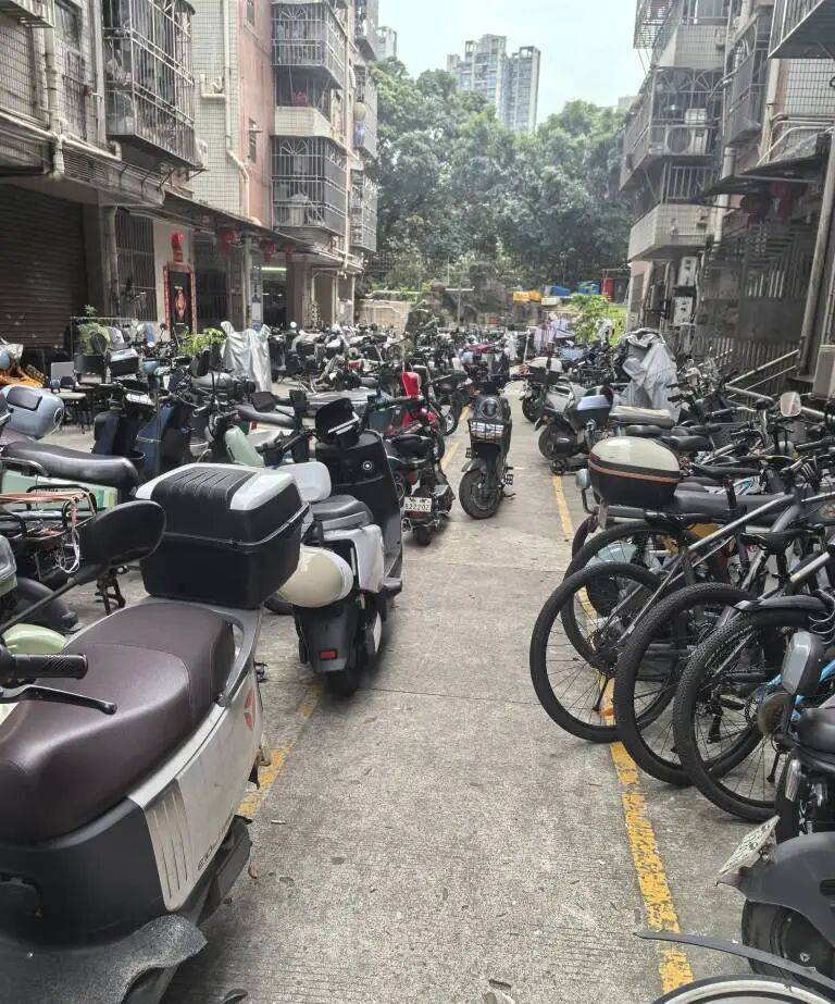 深圳一小区电动车管理引担忧<strong></p>
<p>安币网官网</strong>,部门责令整改后,记者实探