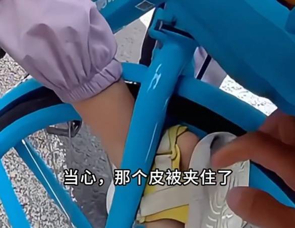 看着都疼<strong></p>
<p>币安网站</strong>！上海街头一男子突然求助：10岁女儿被死死卡住！这个行为太危险→